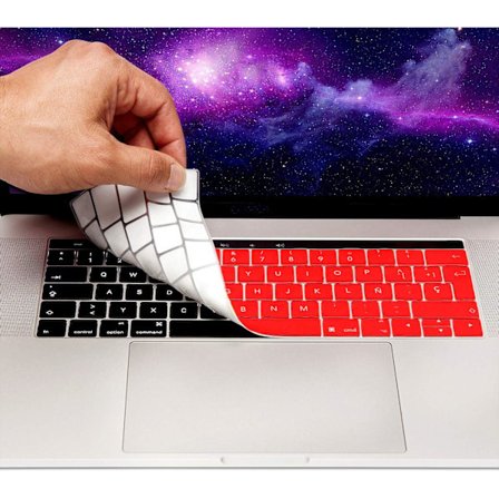 Röd - MyGadget tangentbordsskydd för Apple MacBook Pro 13" och 15" Touch Bar - Flexibelt silikontangentskydd - ultratunt underlägg.
