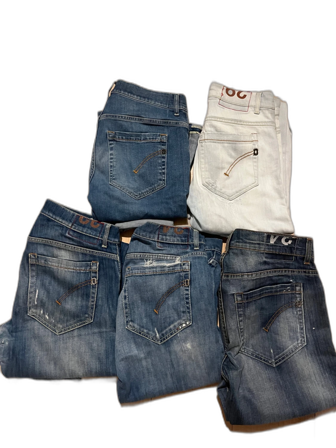 Fem par dundup jeans i olika blå nyanser