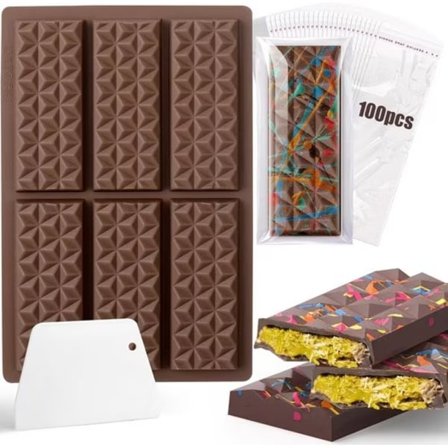 Denne chokoladeform inkluderer chokoladeplader, dybe chokoladeplader i silikoneform, samt en skraber og pose