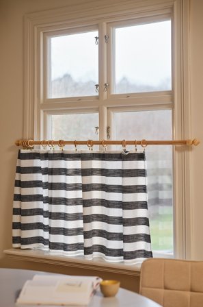 Jotex - Kafégardin Svart/naturhvit - IRIS - Kjøp Gardinkapper hos Jotex