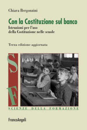 Con la Costituzione sul banco. Istruzioni per l'uso della Costituzione nelle scuole. Nuova ediz. Chiara Bergonzini