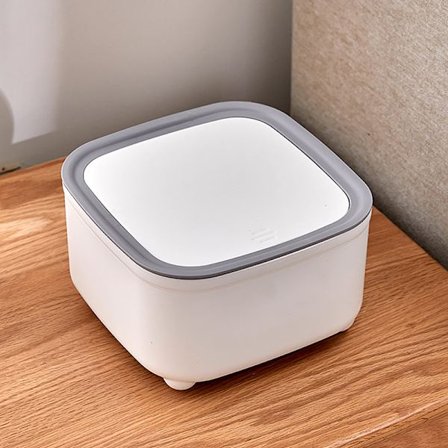 Att pressa litet skrivbordsskräp för kosmetika och toalettartiklar