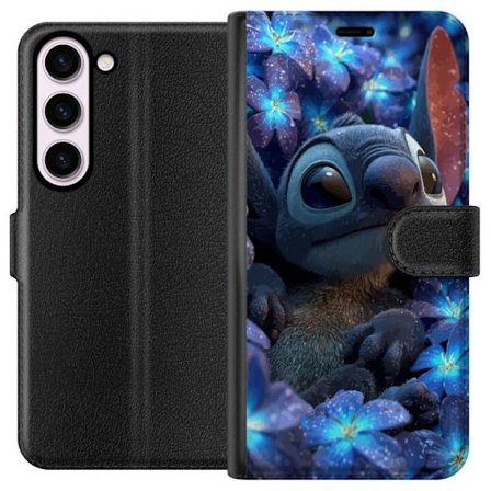 Kompatibel Tegnebogsetui til Samsung Galaxy S23 Stitch i en blå blomsterbed med bløde farver og drømmende Disney-følelse, hvor Stitch sidder omgivet a
