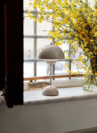 Flowerpot VP9 oppladbar bordlampe H30 - gråbeige