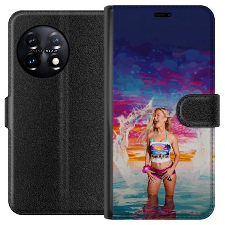Kompatibel Tegnebogsetui til OnePlus 11 Blond kvinde i farverigt strandtøj, der leger i havet ved solnedgang