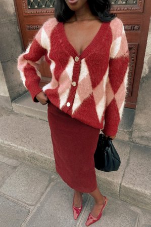 Emmanuelle Koffi x NA-KD Cardigan mit Knopfleiste und Fuzzycuffs - Oversize Pullover - Burgundy/Karo - S