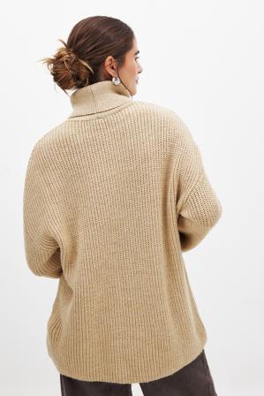 NA-KD Stickad lång tröja med turtleneck - Storstickade plagg - Beige - Small