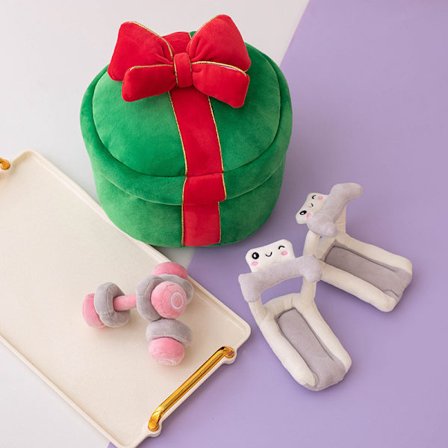 En påse kakor, hjärtformade bön snacks, kuddar, plyschleksaker, en påse fladdermössdockor