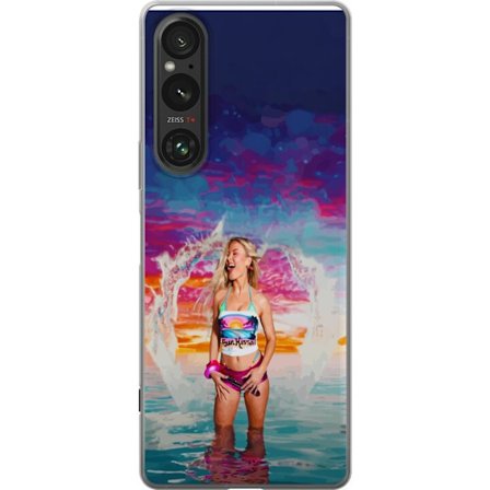 Yhteensopiva Puhelinkuori Sony Xperia 1 V Vaalea nainen kirjavia rantavaatteita pelaa meressä auringonlaskun aikaan