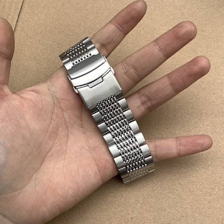 Ensiluokkainen hopeanvärinen ruostumattomasta teräksestä valmistettu kellon ranneke miehille ja naisille, kaksinkertainen lukittava taittolukko, 