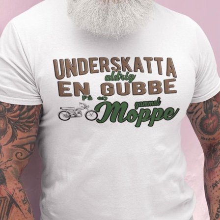 Underskatta aldrig en gubbe på en gammal moppe - vit t-shirt