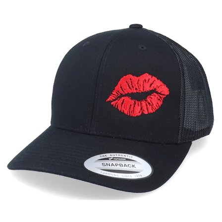 Iconic - Svart trucker Keps - Red Lipstick Kiss Black Trucker @ Hatstore