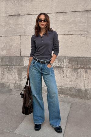 Débora Rosa x NA-KD Jeans med vida ben och medelhög midja - Slitna Jeans - Blå - EU 40
