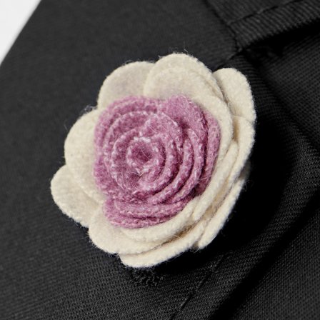 Morbida spilla floreale rosa e crema per uomini - Spille a forma di fiore