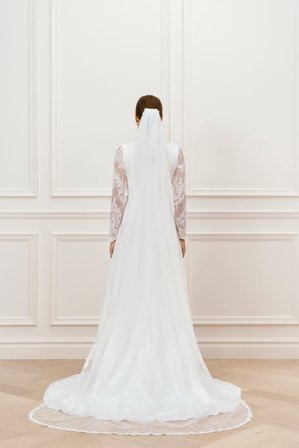 Scalloped veil