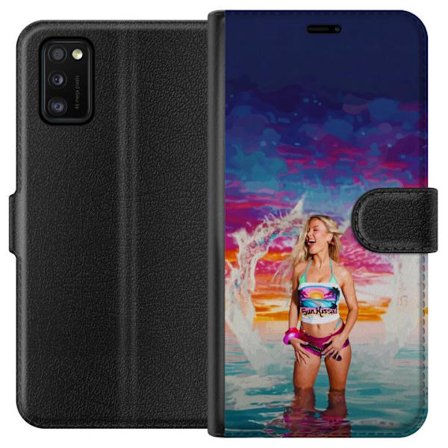 Kompatibel Tegnebogsetui til Samsung Galaxy A41 Blond kvinde i farverigt strandtøj, der leger i havet ved solnedgang