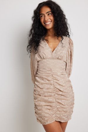 NA-KD Boho Gerafftes durchscheinendes Minikleid - Chiffonkleider - Beige - EU 38