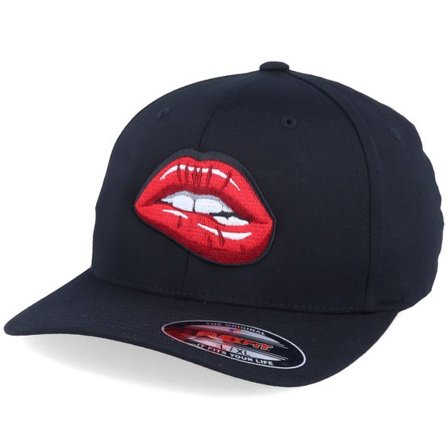 Iconic - Svart Keps - Biting Lip Black Flexfit @ Hatstore
