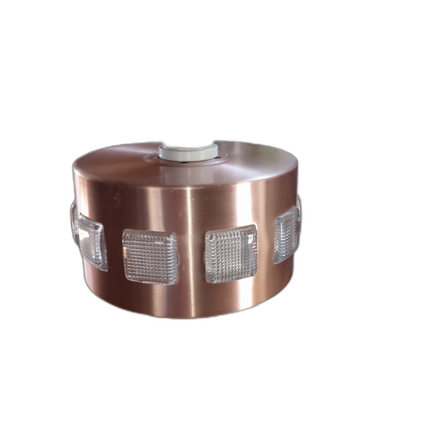 Retro Mässing taklampa med glasrutor runt omkring lampan .