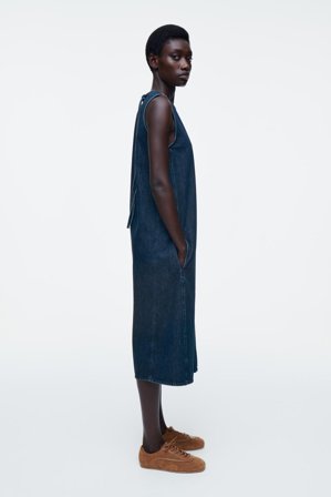 COS Jeansowa Sukienka Midi Bez Rękawów in Niebieski