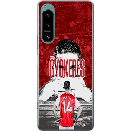 Kompatibel Mobilcover til Sony Xperia 5 IV Rød dramatisk kollagebillede med portræt af Viktor Gyökeres og spillere set bagfra på arenaen