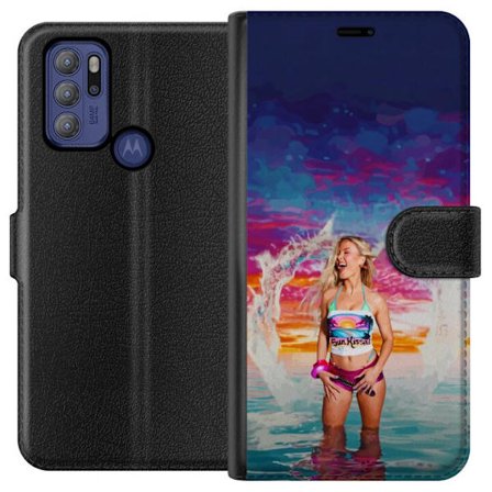 Kompatibelt Lommeboketui til Motorola Moto G60S Blond kvinne i fargerik strandantrekk som leker i havet ved solnedgang