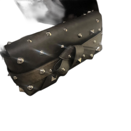 Svart handväska med nitar från Acne Studios