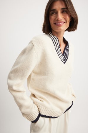 The Hanna Schönberg Edit Oversized-Pullover mit V-Ausschnitt und Kontrastdetail - Oversize Pullover - OffWeiß - Small