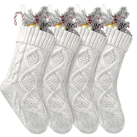 4 st stora vita stickade julstrumpor att hänga upp