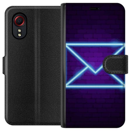 Kompatibel Tegnebogsetui til Samsung Samsung Galaxy Xcover 5 Neon illustration af kuvert i blåt lys mod lilla teglvæg, moderne symbol for beskeder k