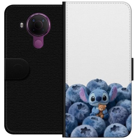Kompatibelt Lommeboketui til Nokia Nokia 5.4 Søt blå karakter blant blåbær med bamse i mykt og lekent illustrasjon