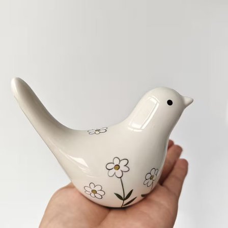 En svært kreativ håndmalt keramisk ornament i nordisk stil