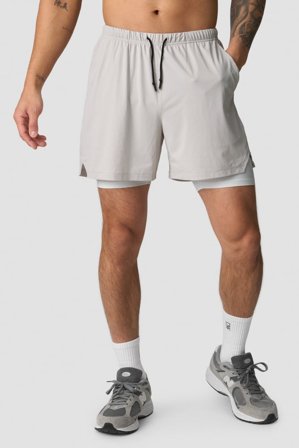 ICANIWILL - Stride 2-in-1 Shorts Light Dusty Beige- Shorts - Heren - sportkleding van ICIW