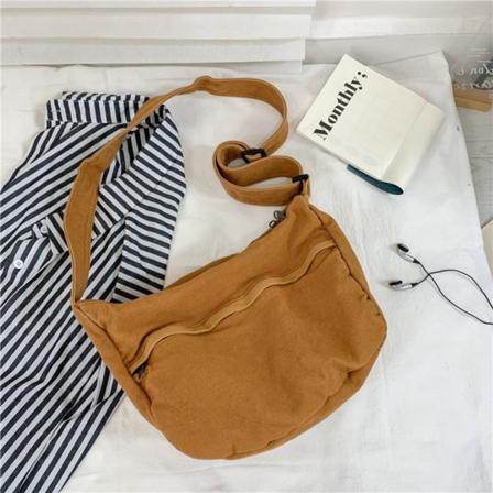 Crossbody-väskor med stor kapacitet Kvinnor Män Tvättade tyg Dumpling-formade handväskor Khaki