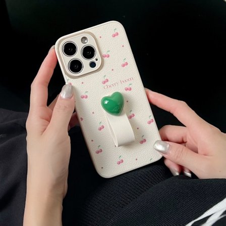 Fodral för iPhone 15pro Körsbär + grönt hjärta klassisk körsbärsring lädertexturerat spänne Full-Body