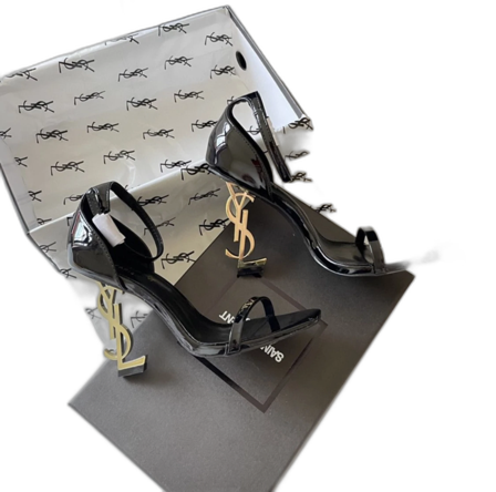 Svarta Saint Laurent klackar med YSL-detalj