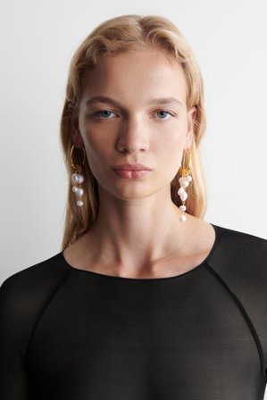 COS Women's Mismatched Freshwater Pearl Charm Earrings in Gold-coloured