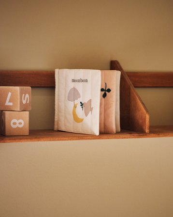 Gullig tygbok för baby inspirerad av H.C. Andersen