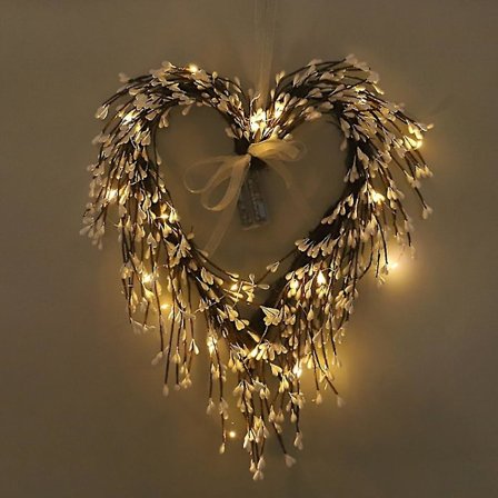 Hjertekrans til Valentinsdag for stuevegg, trapp og dørdekorasjon med kvister og lys