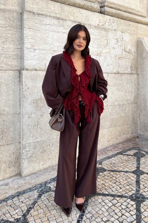 Shpresa x NA-KD Stickad tröja med volangdetalj - Stickade toppar - Burgundy - XL (EU 46)