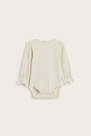 Newbie | Ribbestrikket body med blondekant | Lys beige
