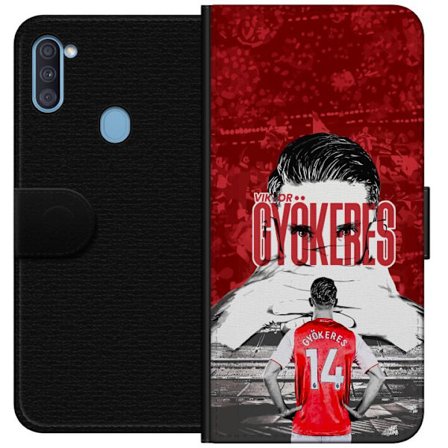 Yhteensopiva Lompakkokotelo Samsung Galaxy A11 Punainen dramaattinen kollaasikuva, jossa esiintyy Viktor Gyökeresin muotokuva ja pelaajia takaapäin ar