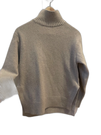 Beige stickad polotröja med ribbad krage