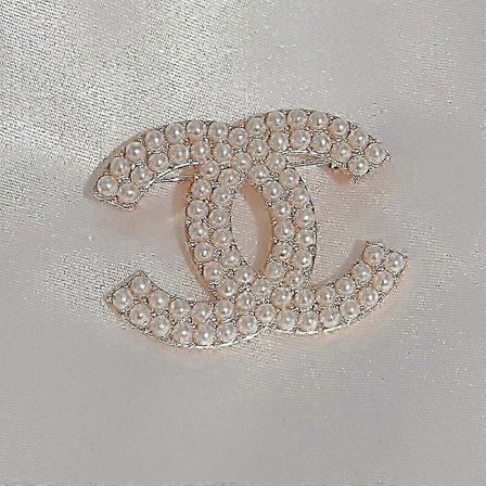 Brosje med perler og krystaller for formell damebekledning