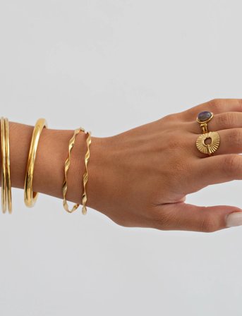 Timi of Sweden Juni - Wavy Twisted Bangle Bracelet Stainless Steel - Gold - ONE SIZE