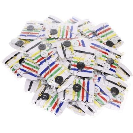 Litet, enkelt, praktiskt rese-nödreparationskit med nålar, trådar, knapp och säkerhetsnål för presenthotell