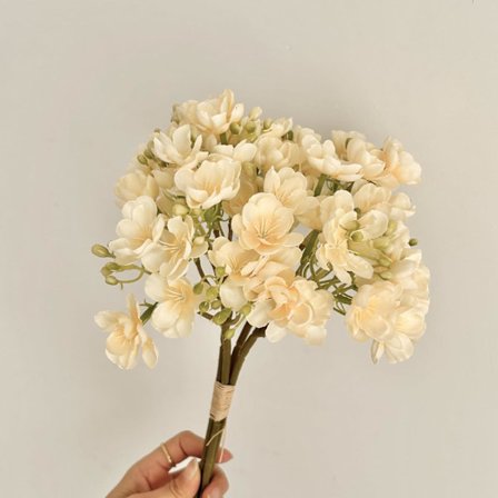 Kunstig Jasminbukett i Vase, Realistiske Fake Blomster for Hjemmeinnredning - Evigvarende Bordpynt for Stue, Spisestuebord