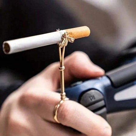 Guldfarvet bi-formet cigaretholder, elegant cigaretholderring, cigarethylde.