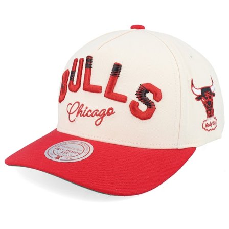 Mitchell & Ness - NBA White adjustable Czapka Z Daszkiem - Chicago Bulls Staggered Zag Pro Off White/Red A-Frame Adjustable @ Hatstore