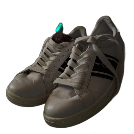 Vita Fred Perry sneakers med vinröda detaljer